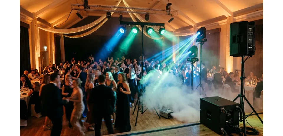 Pack lumière professionnel avec lyres LED et machine à fumée pour grande soirée anniversaire