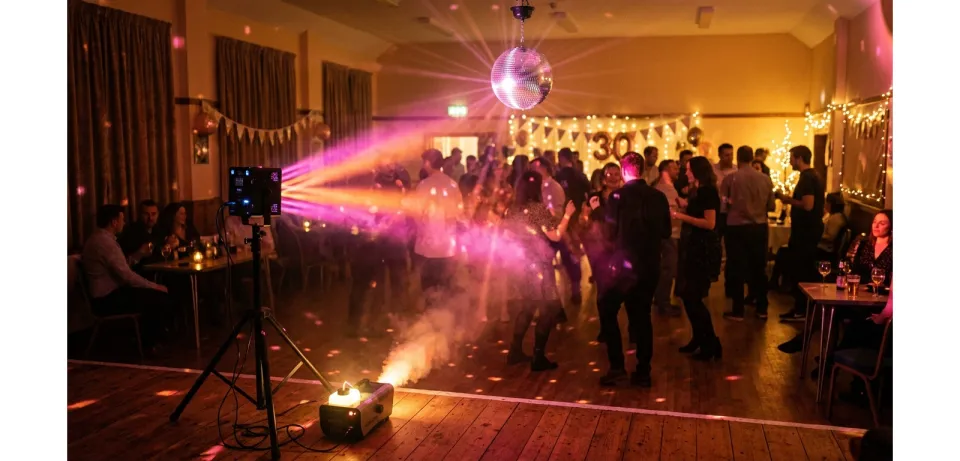 Mini pack lumière LED et boule à facettes dans une petite salle d'anniversaire