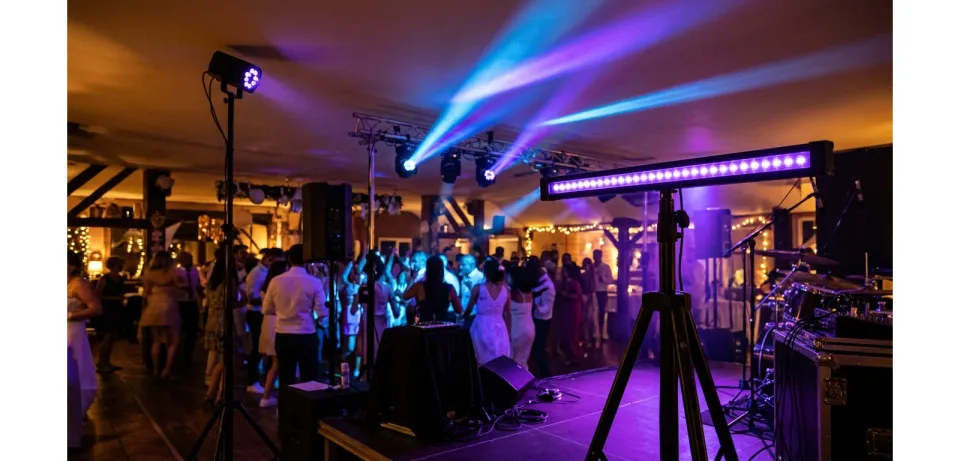 Jeux de lumière LED et projecteurs UV sur trépieds lors d'une soirée fluo