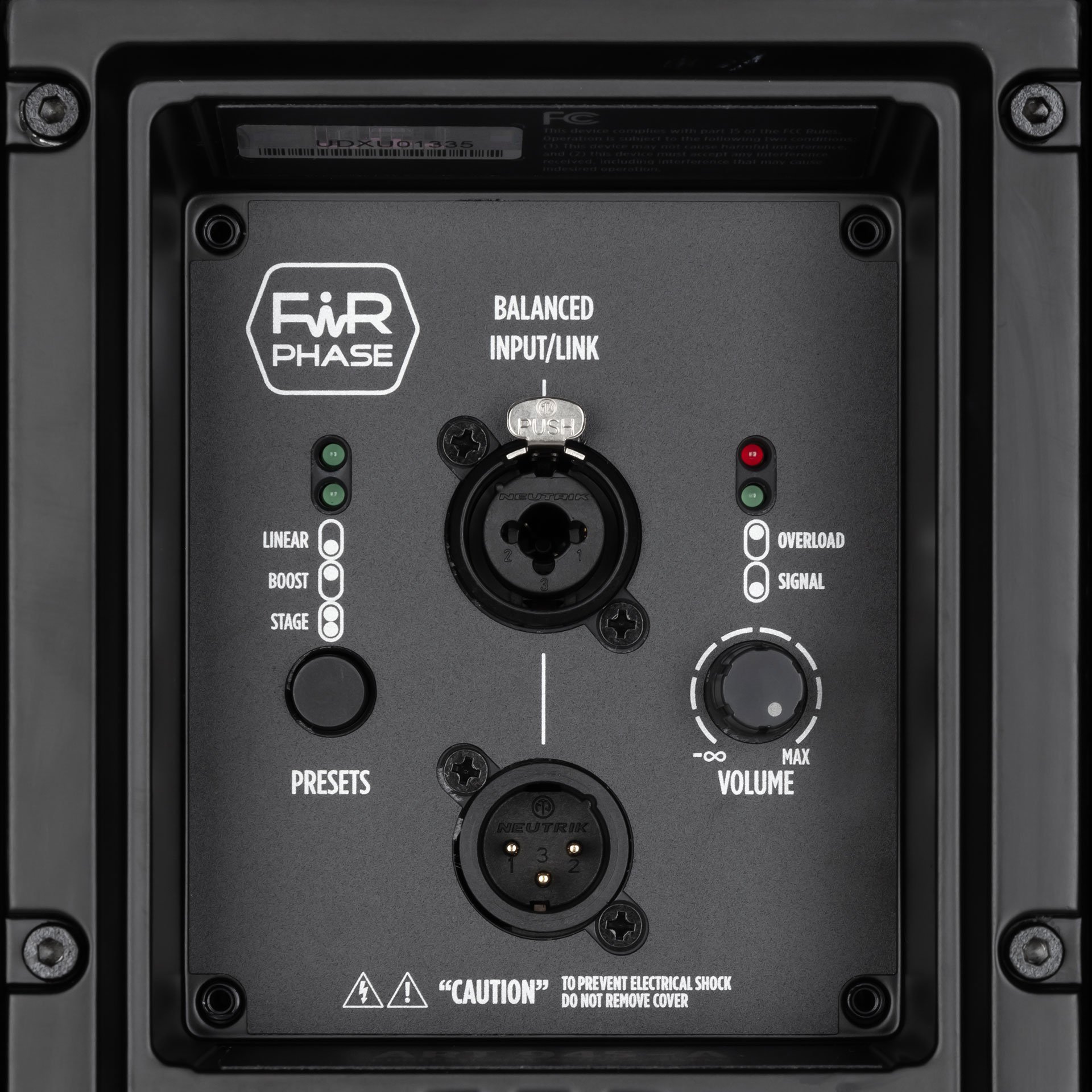 Panneau de contrôle noir d’enceinte/box audio Pro avec connecteurs XLR et bouton de volume, marquages « Balanced Input/Link », logos FiR Phase et Utilitaires.